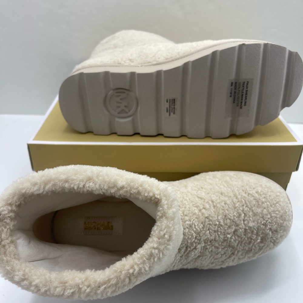 Michael Kors WINNIE BOOTIE W10
FAUX CURLY SHEARLING
49F5WNFE5D Natural 
Sherpa - Picture 15 of 16